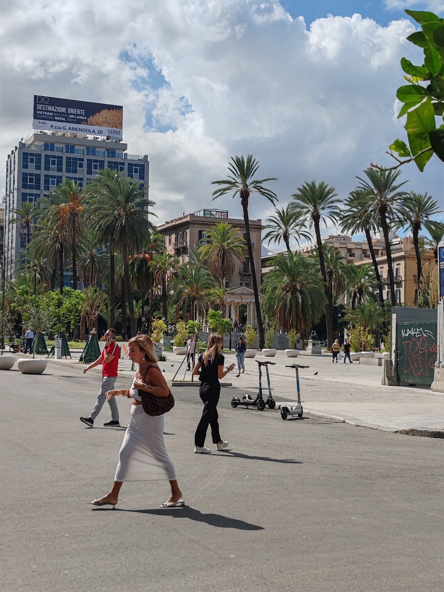 Palermo, vita urbana tra passanti e palme